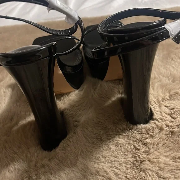 Very nice and new Lemon Drop by privileged Sandals - Picture 4 of 11